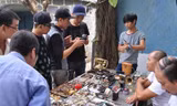 Cận cảnh chợ đồ cũ toàn hàng 'độc' ở Sài Gòn