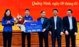 Hai Long nhận bằng khen, trao thưởng của UBND tỉnh và CLB bóng đá Quảng Ninh.