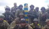 Binh lính Ukraine đứng ở vị trí cột mốc giữa Ukraine và Nga tại tỉnh Kharkiv. (Ảnh cắt từ video do BQP Ukraine cung cấp)