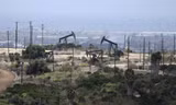 Một mỏ dầu gần Los Angeles, Mỹ. (Ảnh: Reuters)