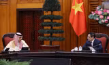 Thủ tướng Phạm Minh Chính tiếp Bộ trưởng Ngoại giao Ả-rập Xê-út ngày 17/3. (Ảnh: Mofa)