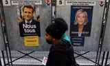 Áp phích vận động tranh cử của Tổng thống Pháp Emmanuel Macron và đối thủ Marine Le Pen được dán trên một tấm bảng ở Paris ngày 4/4. (Ảnh: Reuters)
