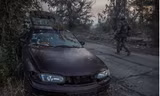 Một chiếc ô-tô bị hỏng ở thành phố Sievierodonetsk ngày 20/6. (Ảnh: Reuters)