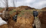 Lính Ukraine đứng gần một tên lửa chống tăng Javelin trong chiến hào ở Donetsk ngày 18/4. (Ảnh: Reuters)
