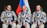 (Từ trái qua) Ba phi hành gia Nga Sergey Korsakov, Oleg Artemyev, và Denis Matveev chụp ảnh chung trong trung tâm huấn luyện Gagarin ở Mátxcơva 