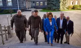Chủ tịch Hạ viện Mỹ Nancy Pelosi (áo xanh) trong chuyến thăm Kiev. (Ảnh: Getty)