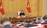 Chủ tịch Triều Tiên Kim Jong Un triệu tập cuộc họp khẩn của Bộ Chính trị để chỉ đạo nhiệm vụ chống đợt bùng phát COVID-19. (Ảnh: KCNA)