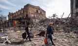 Người dân mang đồ rời khỏi thành phố Mariupol của Ukraine ngày 10/4. (Ảnh: Reuters)