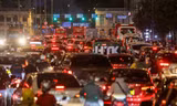 Kẹt xe kinh hoàng ở TPHCM, xe máy vẫn không dám leo lề