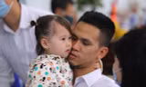 Anh Nguyễn Ngọc Mạnh cùng con gái lớn Nguyễn Ngọc Gia Hân. Ảnh: Hoàng Mạnh Thắng.