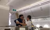Nhân viên an ninh mặt đất đưa nam hành khách trong tình trạng say xỉn, có hành vi sàm sỡ nữ hành khách khỏi chuyến bay. Ảnh: NA.