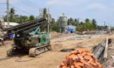 Chiếc máy đóng cọc bị sự cố. Ảnh: Xuân Lương.