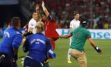 Mục kích fan cuồng lao xuống sân tóm áo Ronaldo