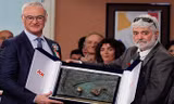 Ranieri nhận phần thưởng Enzo Bearzot cho danh hiệu HLV Italy hay nhất năm. Ảnh: AFP.
