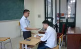 Thí sinh Hoàng Minh Quang đang làm bài thi qua máy ghi âm
