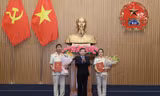 Thừa uỷ quyền của Chủ tịch nước, Viện trưởng Viện Kiểm sát nhân dân Lê Minh Trí trao quyết định và chúc mừng đồng chí Nguyễn Duy Giảng và đồng chí Nguyễn Hải Trâm.