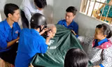 Các bạn trẻ xã Phú Đức hớt tóc cho người dân Ảnh: H.H 