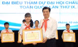 Thứ trưởng Bộ GD&ĐT trao Bằng khen cho 63 đại biểu tiêu biểu xuất sắc Đại hội Cháu ngoan Bác Hồ toàn quốc lần thứ IX Ảnh: Xuân Tùng 
