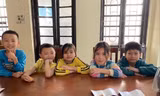 5 học sinh Trường Tiểu học thị trấn Phùng mang 3 chiếc phong bì nhặt được đến cơ quan công an trình báo 