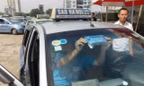 Doanh nghiệp taxi cho biết, mỗi lần điều chỉnh giá cước mỗi taxi còn phải thay tem nhãn báo giá, đồng hồ cước mất ít nhất 1 ngày. ảnh: A. Trọng