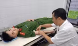 Thiếu úy Trần Phúc Thắng (Công an huyện Hương Sơn, Hà Tĩnh) hiến máu cứu người, tối 5/9 Ảnh: PV 