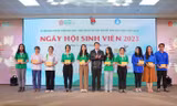 Tặng vé xe về Tết cho sinh viên khó khăn