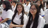 Trao nhiều suất học bổng Vừ A Dính cho các bạn tân sinh viên