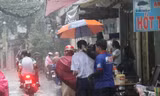 Dầm mình che mưa cho thí sinh, sinh viên tình nguyện nhận được ‘bão like’