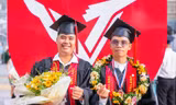 Đôi bạn kỹ sư sáng đi học, chiều làm shipper