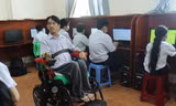 'Thầy giáo xe lăn' truyền cảm hứng cho nhiều bạn trẻ