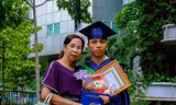 Nghị lực phi thường của nam sinh khuyết tật tốt nghiệp với tấm bằng loại Giỏi