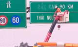 Một biển chỉ dẫn đang được sửa chữa để phù hợp với địa giới hành chính mới, sau khi hai tỉnh Bắc Kạn và Thái Nguyên sáp nhập thành tỉnh Thái Nguyên
