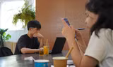 Nhiều người trẻ “trôi dạt” trên mạng ảo không có chủ đích. Ảnh: Châu Linh