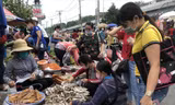 Đồng lương không theo kịp đà tăng giá, công nhân đi chợ phải đong đếm từng món hàng