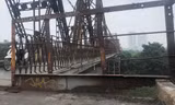 Mặt cầu, bờ lan can và hệ thống giằng sắt hoen gỉ 