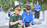 Tuổi trẻ Quân đội và tuổi trẻ Hà Tĩnh thắp hương tại các phần mộ liệt sĩ, tháng 7/2024