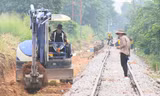 Bình Dương đang nâng cấp xây dựng tuyến đường sắt đoạn TP Dĩ An. Ảnh: H.C