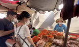Hàng Tết nhà làm bán đầy ở các chợ truyền thống. Ảnh: U.P