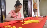 Người trẻ tự hào thêu cờ Tổ quốc 