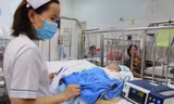 Bệnh nhi điều trị tại phòng Cấp cứu khoa Hô hấp, Bệnh viện Nhi Đồng 2 (TPHCM). Ảnh: Vân Sơn