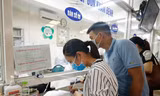 Người dân có mất đi cơ hội được khám chữa bệnh tốt nhất khi bệnh viện tự chủ sẽ không còn? (trong ảnh: bệnh nhân đến khám tại BV Bạch Mai). Ảnh: Như ý
