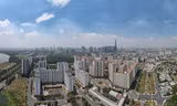 Sau nhiều năm không có người ở, Khu tái định cư đô thị Thủ Thiêm đã xuống cấp. Trong ảnh là 3.790 căn hộ không có người vào ở, bỏ hoang gần chục năm nay. Ảnh: Phạm Nguyễn
