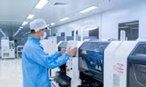 Công nhân Công ty Điện Quang khẩn trương làm việc ngay từ những ngày đầu năm mới. Ảnh: U.P