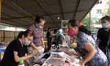 Người dân tại TPHCM tranh thủ mua thịt heo giảm giá. Ảnh: U.P