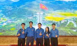 Thanh Thư (thứ 2, từ phải sang) từng nhiều lần khoác màu áo xanh tham gia tình nguyện vì cộng đồng