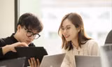 Nữ CEO Nguyễn Hồng Nhung cùng nhân viên thảo luận về hoạt động sáng tạo nội dung trong thời đại số