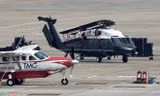 Trực thăng Marine One sau khi được đưa khỏi "ngựa thồ" C-17. Ảnh: Thuận Khánh.