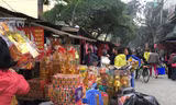 Đồ vàng mã được khách hàng lựa chọn nhiều nhất trong những ngày này. Ảnh: Đỗ Hợp