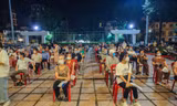 Theo chân người Hà Nội đi tiêm vắc xin vào ban đêm
