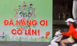 Một pano cổ vũ Đà Nẵng trong cuộc chiến chống COVID-19 được dựng lên ở đường Trần Phú.